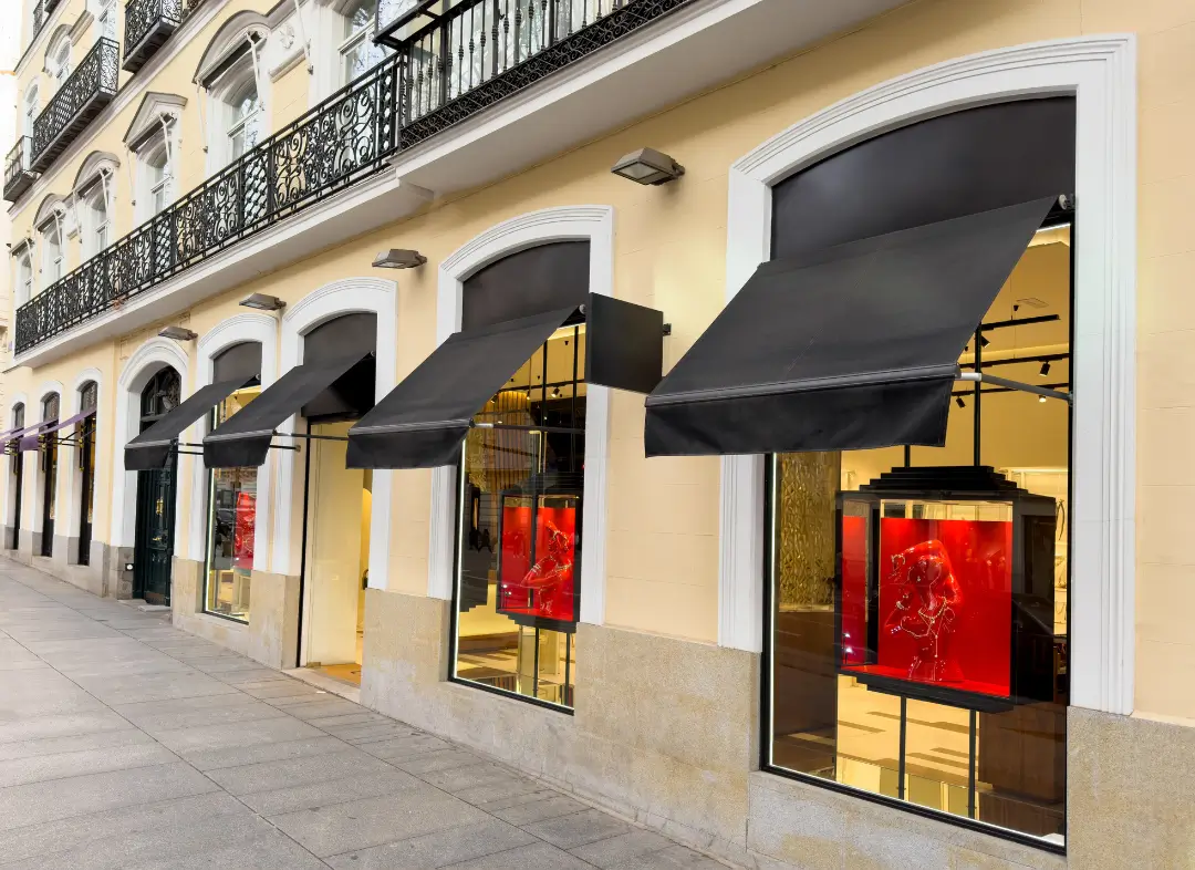 Façade vitrine de magasin en aluminium sur mesure à Saint-Pierre-d'Oléron